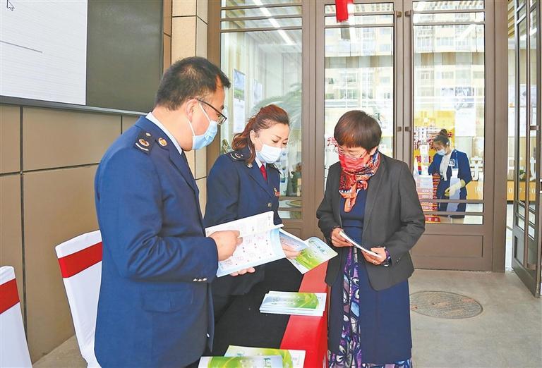 税务干部向纳税人宣传减税降费政策 本文图片由兰州市税务局提供