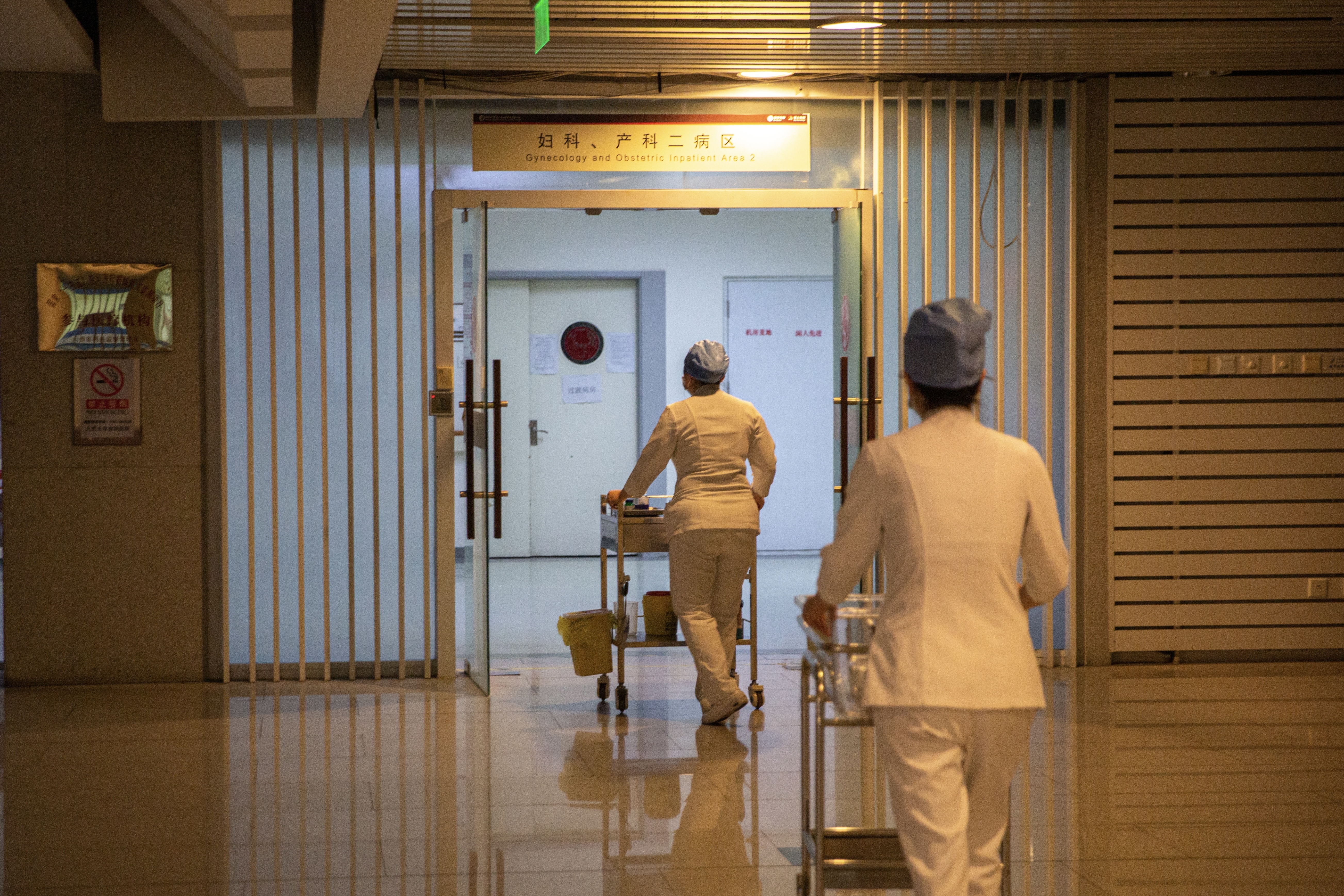 5月7日晚，北京大学首钢医院产科病房，护士们推车在产科区域穿行。