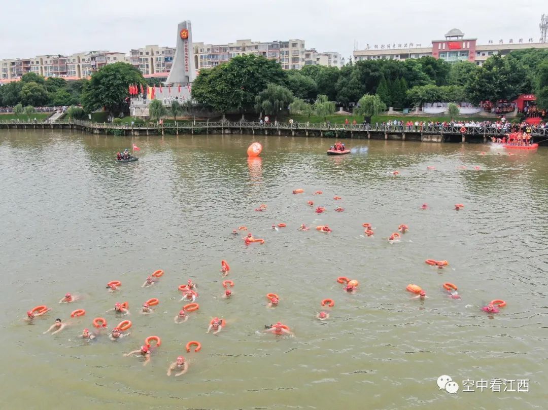 迎接中国旅游日 近800名“泳士”横渡江西于都河