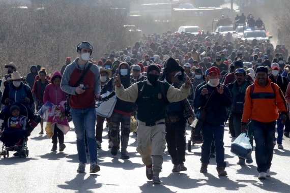 2021年12月9日，在墨西哥普埃布拉，试图北上前往美国的移民走在一条公路上。新华社发（卡洛斯·帕切科 摄）