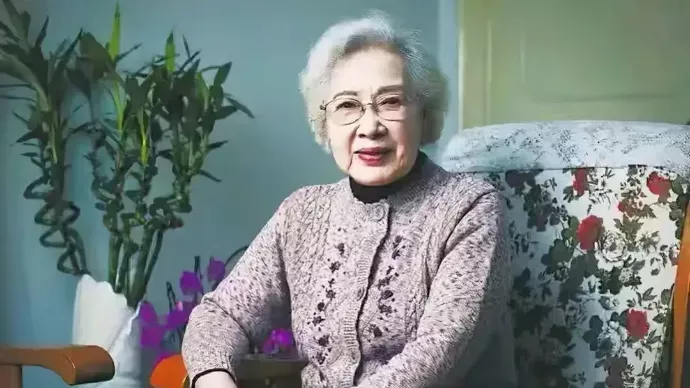 老戏骨秦怡对丈夫婚内出轨表示理解：他躺在病床上，我却忙着拍戏