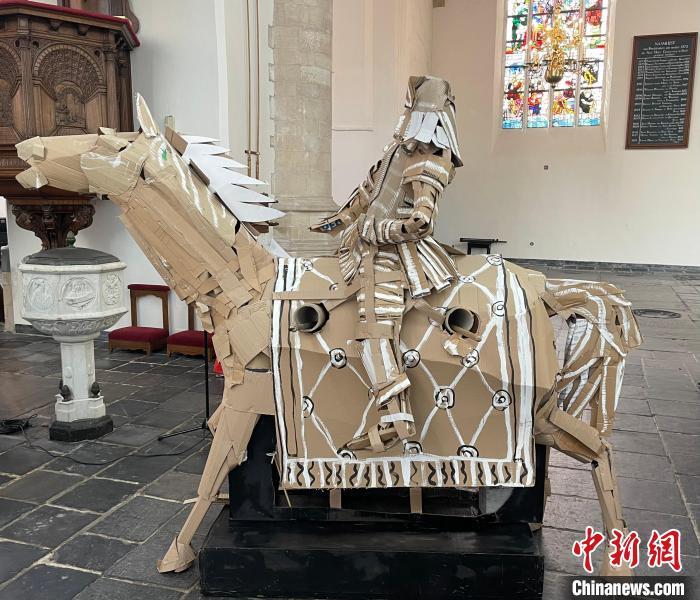 开幕式上，一匹“纸马”被抬入场中，以此向马家窑文化致敬。　德永健 摄