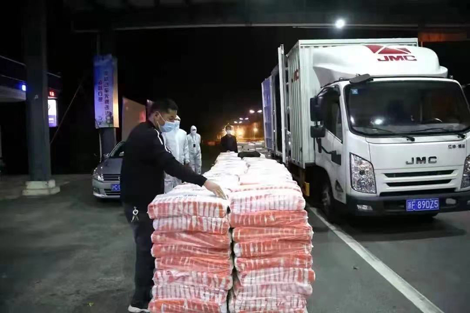 装载着爱心物资的物流车缓缓驶入朱平公路卡点