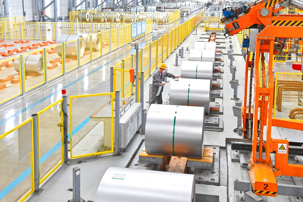 河钢产线职工细致核对为某汽车主机厂定制的高强汽车板产品信息，为客户提供全方位精细服务保障。