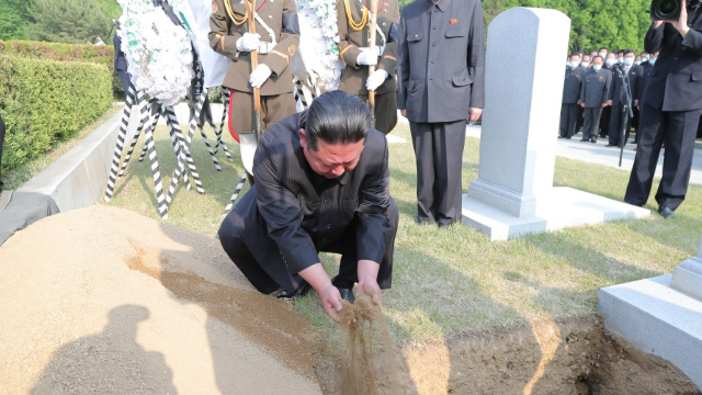 现场朝鲜人民军元帅玄哲海出殡金正恩亲自抬棺并填土安葬