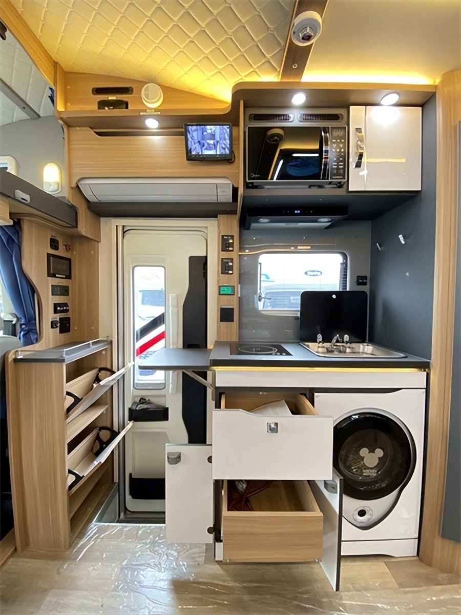 据厂家称,云游双拓展房车内部采用日系房车的设计风格,主要表现为:深