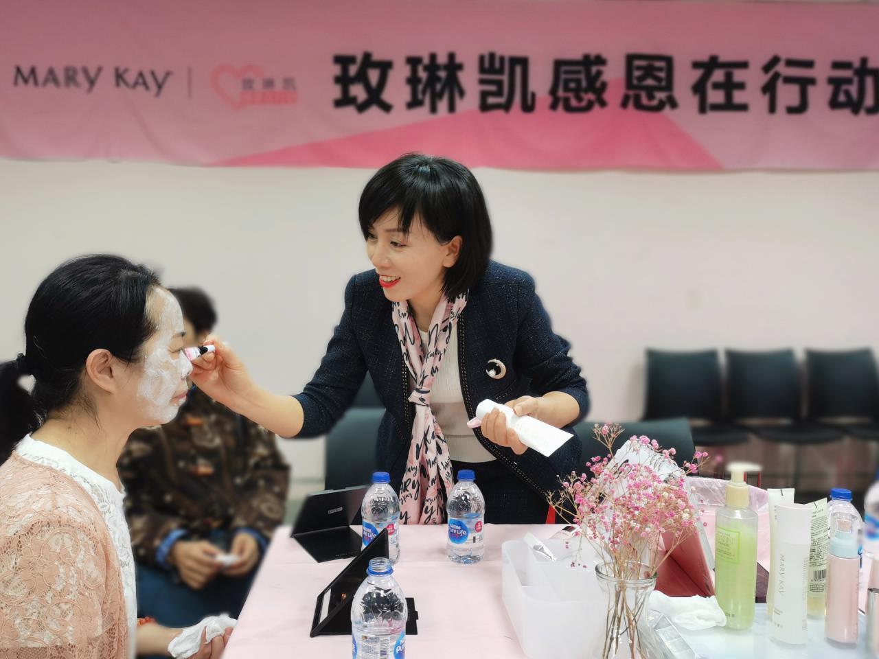 一堂把眼神点亮的课爱这个字玫琳凯美容顾问用美丽课表示