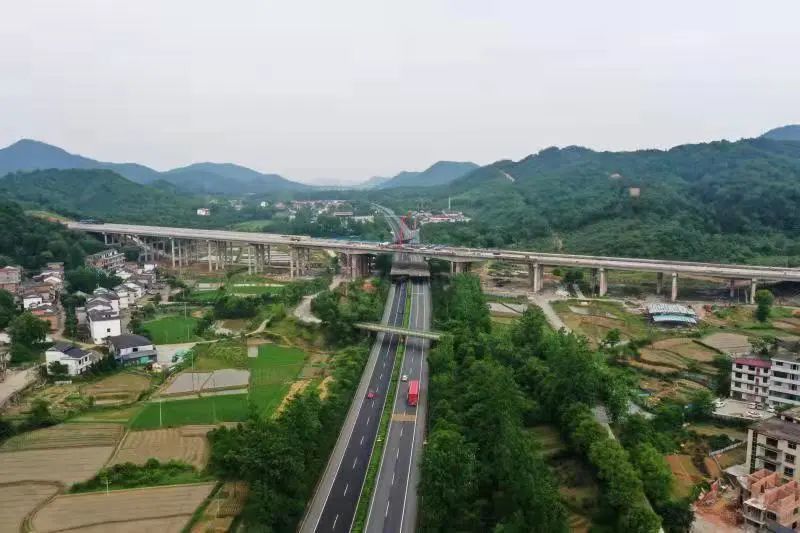 宜万同城快速通道跨沪昆高速桥顺利合龙