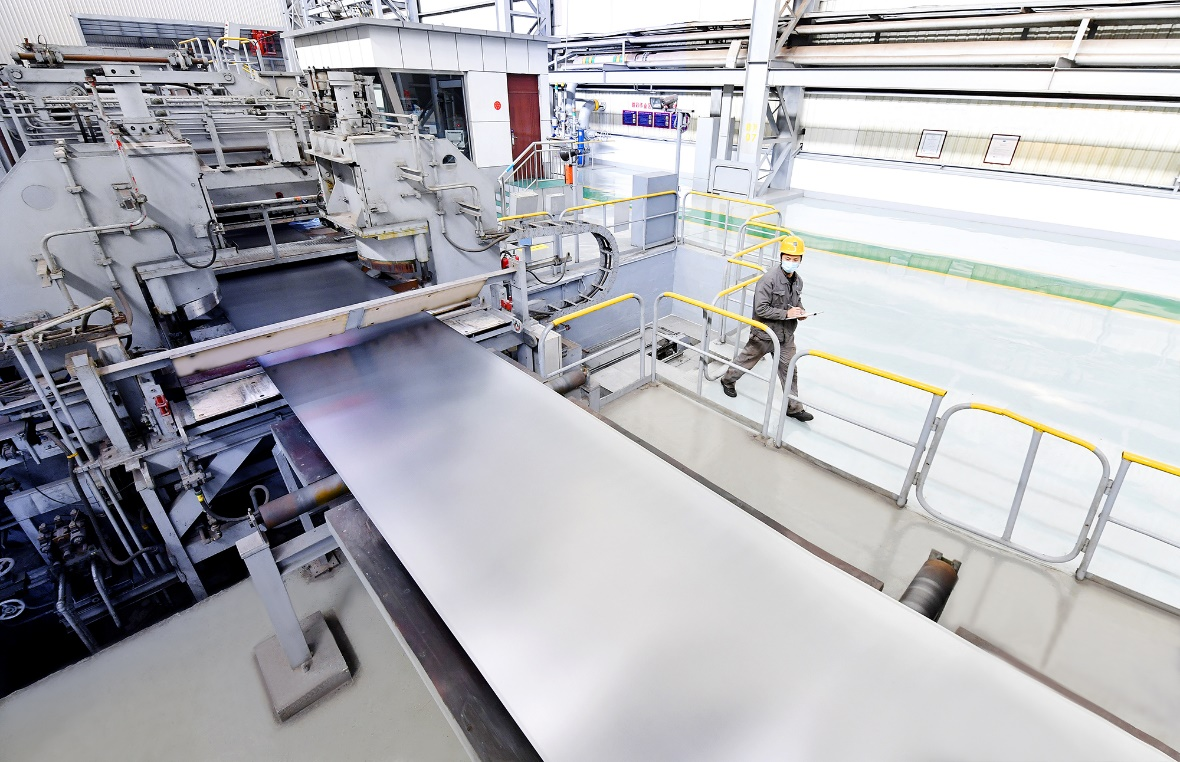 河钢产线职工仔细检查生产模型优化后锌铝镁产品板形质量，确保产品更加满足客户个性化需求。