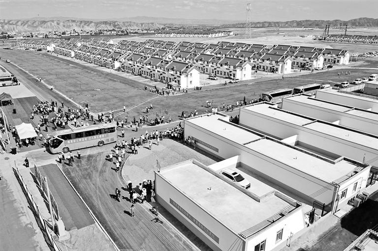 2021年8月7日，舟曲县首批60户289名避险搬迁群众入住兰州新区。资料图片