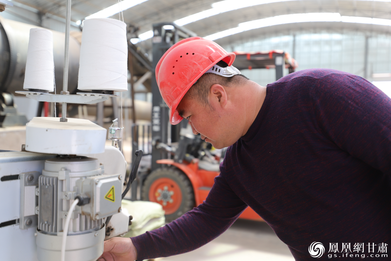 王定业在检查有机肥加工设备 冯文强 摄