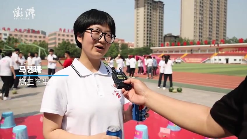 衡水二中为高三生准备套圈减压活动，套中的礼物都有美好寓意