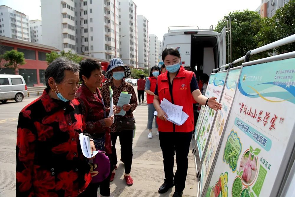 志愿者为大众讲解中国农业发展历程和现代化农业技术