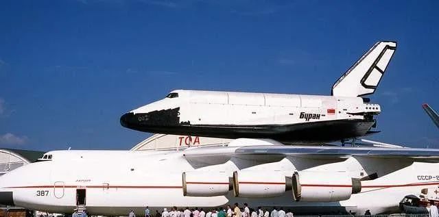 安-225承运“暴风雪”号航天飞机