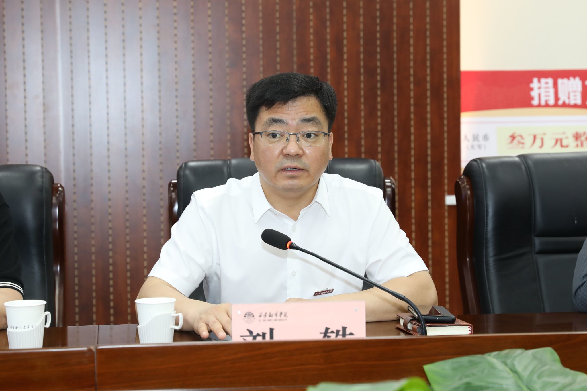 丁祖诒教育基金会副理事长刘轶主持活动