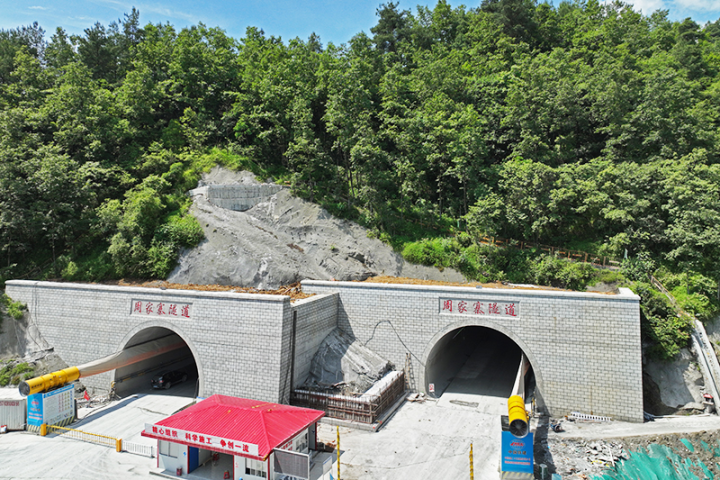 5%,iv级围岩940米,洞口段偏压严重,围岩较破碎,节理发育,整体稳定性差