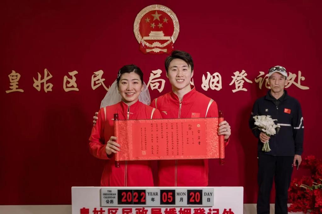 晒出的九宫格照片里,满满都是幸福与甜蜜.