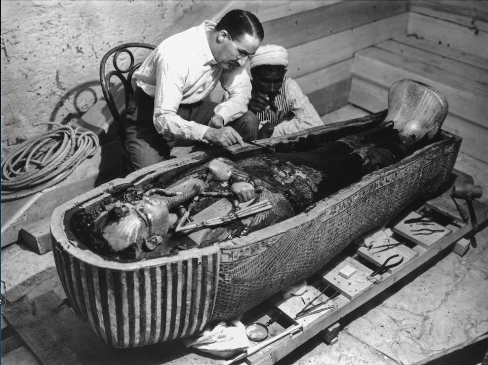 发现陵墓的英国考古学家霍华德·卡特和助手在清理图坦卡蒙的棺木。1922年，卡特与60名埃及男子和儿童共同发现了图坦卡蒙墓。 ©牛津大学格里菲斯研究所