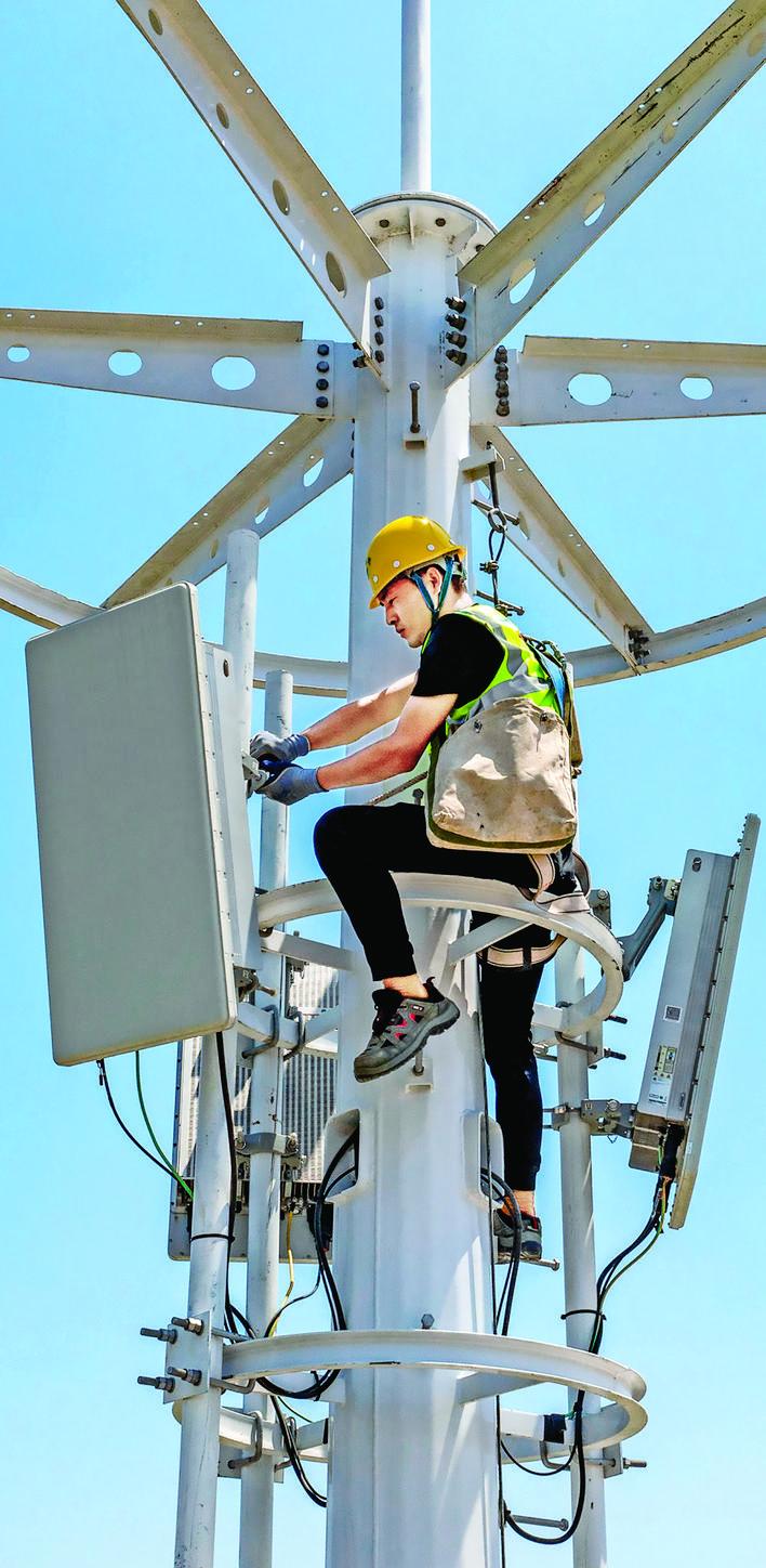 ②中国移动通信运城分公司技术人员在5g基站点安装调试设备