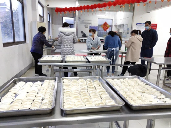 金烨和30多个员工同吃同住，居厂办公期间，大家在一起包饺子