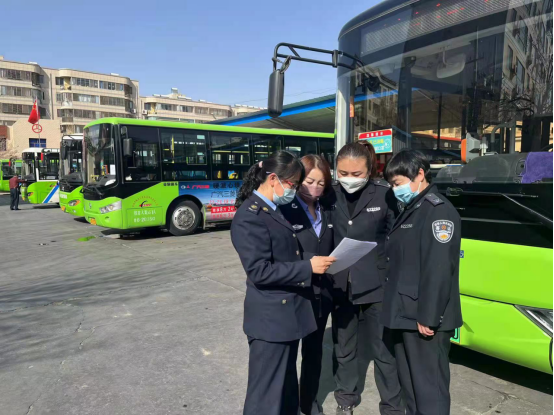 税务干部为张掖市城运公共交通有限责任公司宣传税收优惠政策