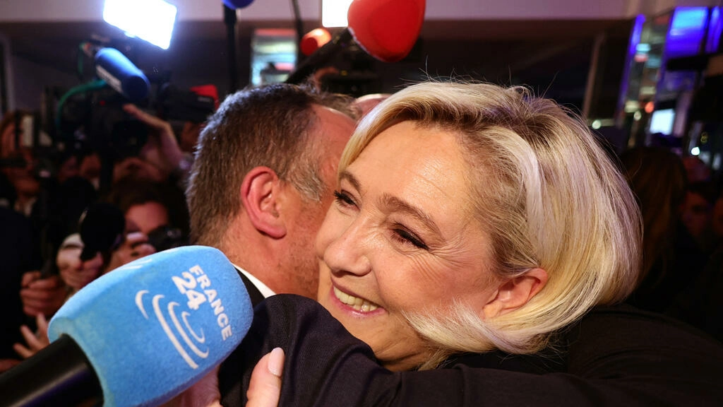 （法国极右翼政党”国民联盟“总统候选人勒庞败选后接受支持者拥抱。图源：路透社）