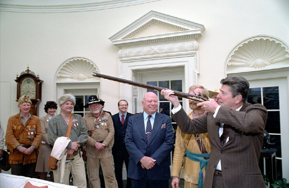 1981年，里根和NRA领导人哈伦・卡特（中），图自纪录片《自由的代价》