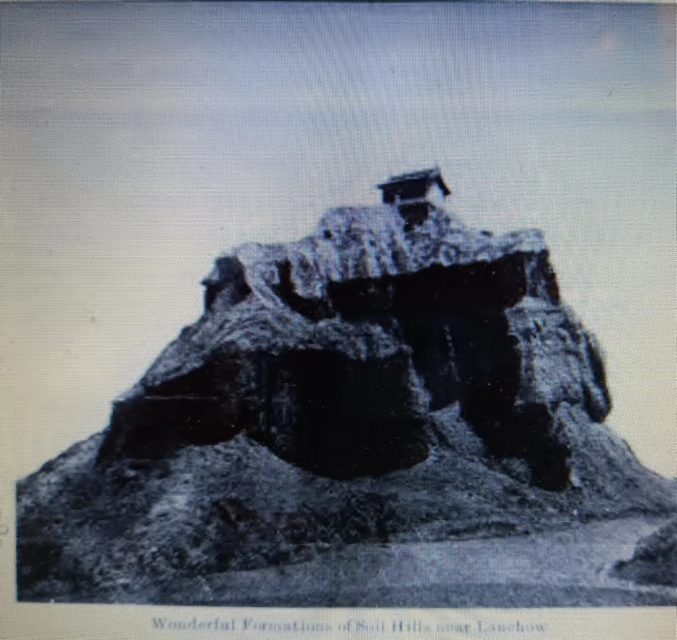 兰州郊外“天斧沙宫”丹霞地貌侧面景观（1935年摄） 引自《西北揽胜》