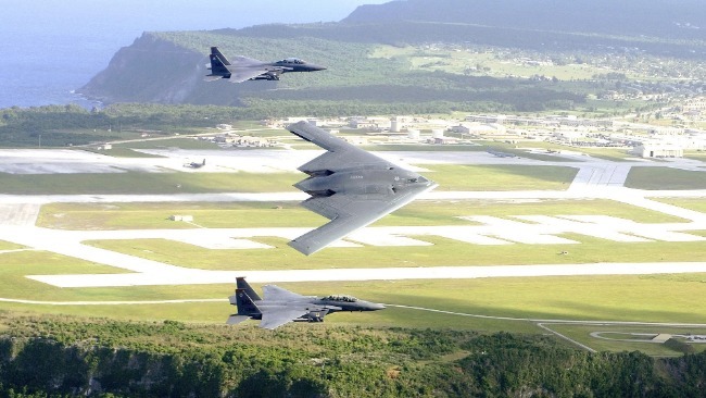 2005年7月6日，来自怀特曼空军基地第325远征轰炸机中队的B-2和来自芒廷霍尔基地第391远征战斗机中队的F-15E在安德森基地上空编队飞行