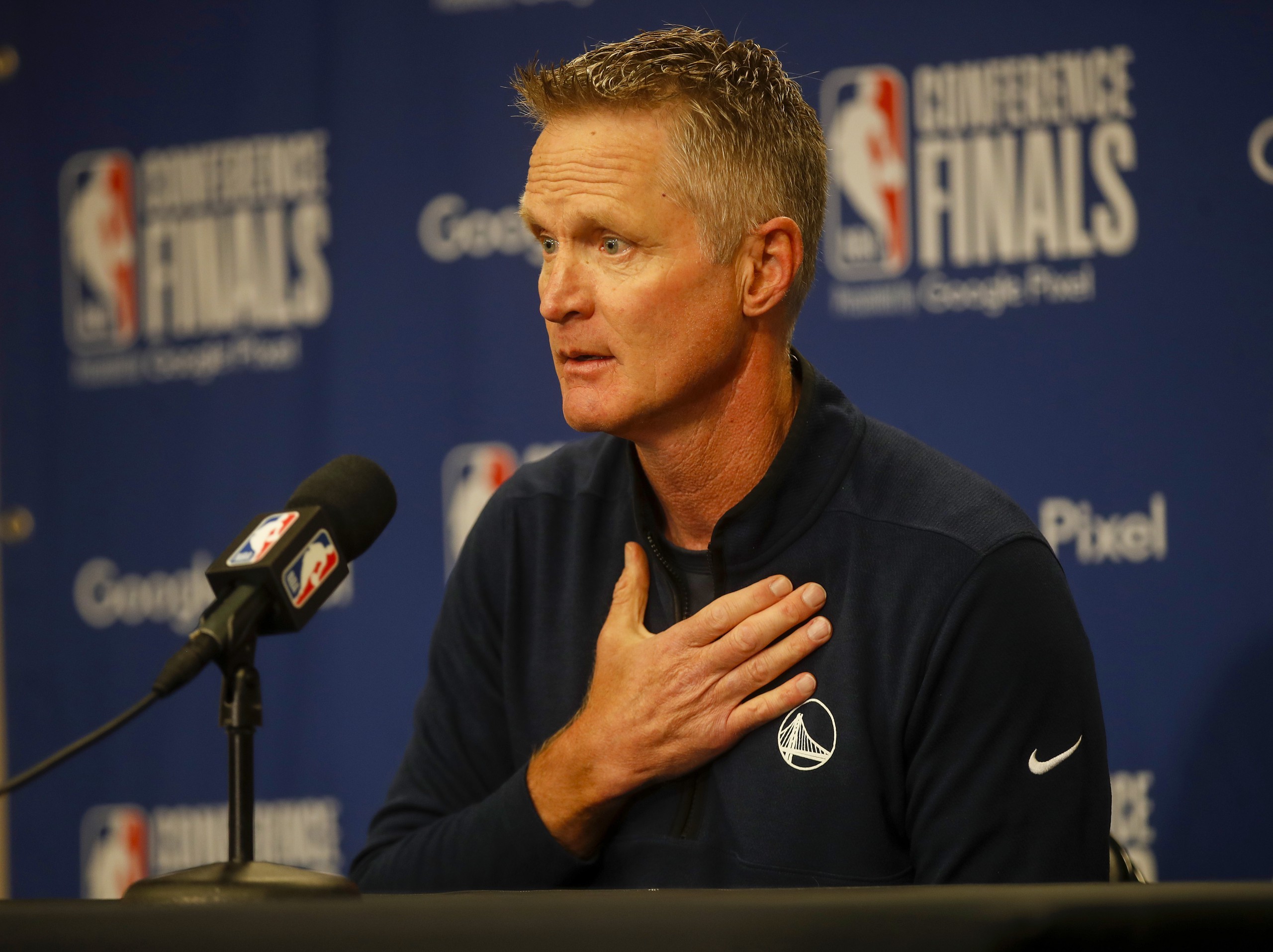 小学枪杀案让NBA主帅科尔情绪失控 拍桌子怒喷美国政府不作为