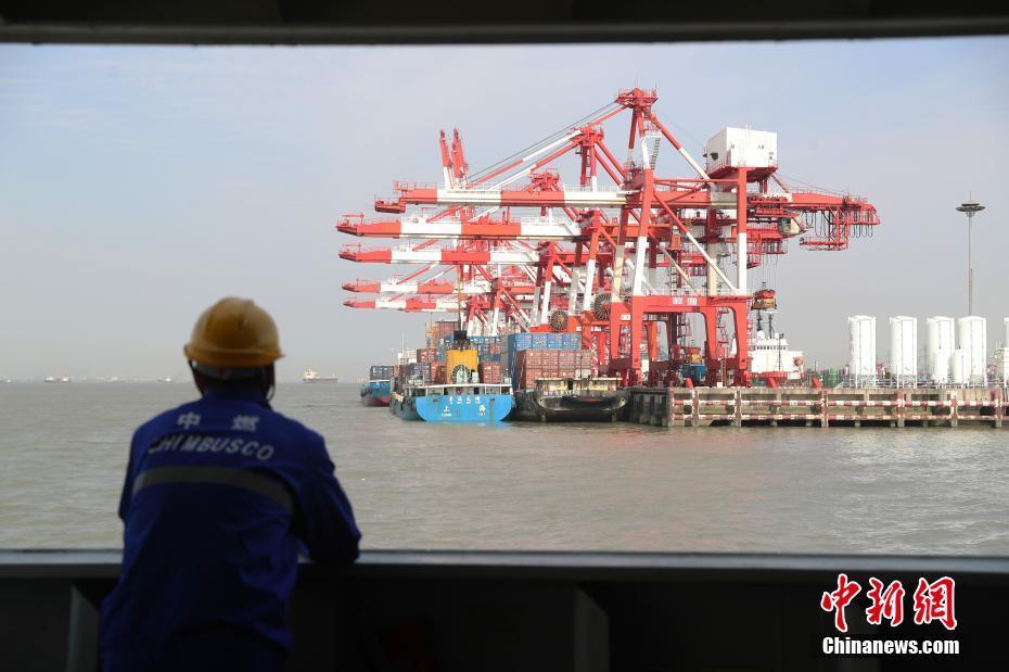 上海：疫情期间全力保障国际航运船舶燃油供应
