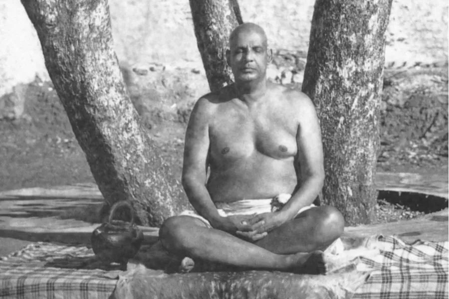 冥想呼吸是瑜伽的重要起手式，很多瑜伽大师的练习方法是坐着不动，专心呼吸｜Swami Sivananda