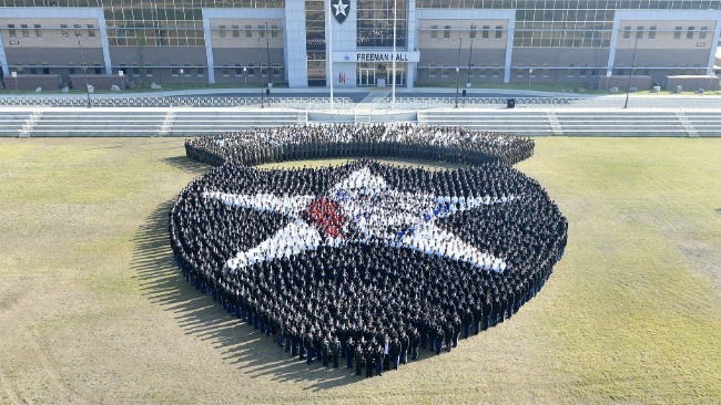 2019年5月10日，3500名第2师官兵在汉弗莱营师部大楼前组成第二师师徽