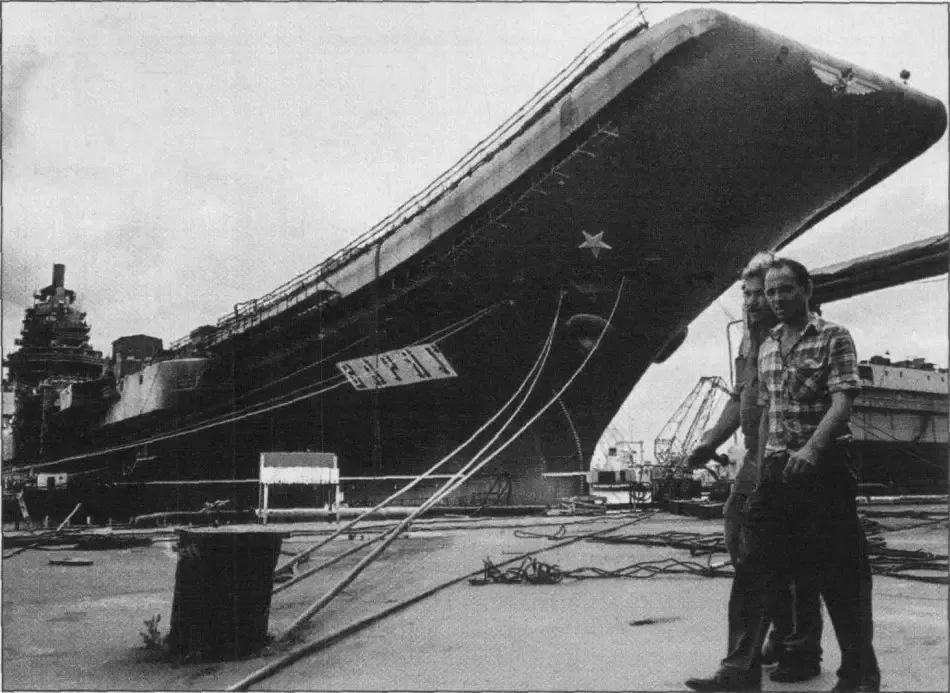 猜猜它是谁？苏联解体之初在乌克兰塞瓦斯托波尔造船厂船坞里的未完工的“瓦良格”号航母，其后来被中国商人买走，几经辗转，经过改造，如今是中国海军“辽宁”号航空母舰