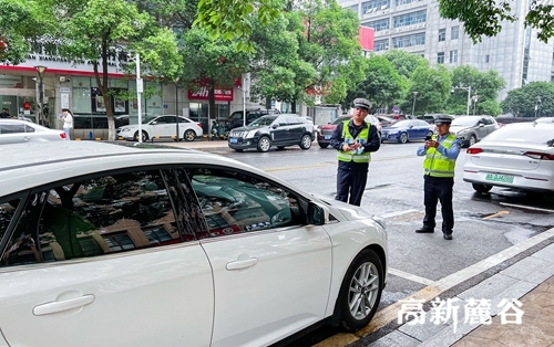 5月20日，高新交警对主要道路周边违停情况进行整治。柯鸣 摄