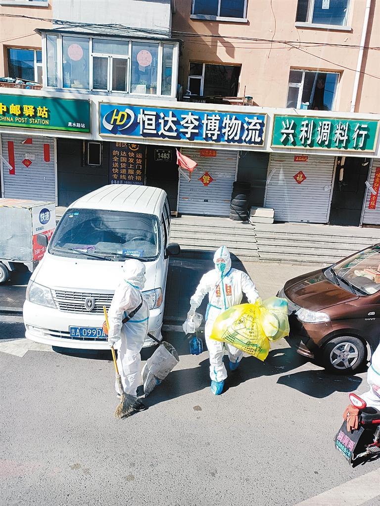 每天核酸采样结束，吕海港（右）都要把队员留下的医疗垃圾进行规范处置。（受访者供图）