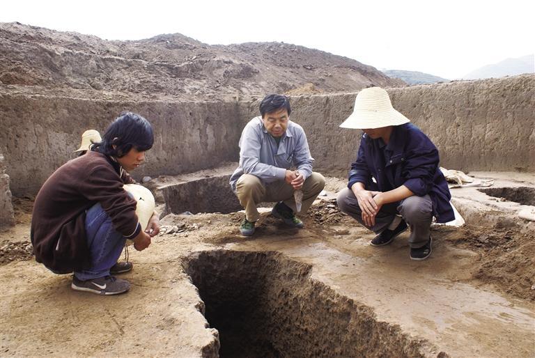 2008年在临潭磨沟齐家文化墓地发掘现场