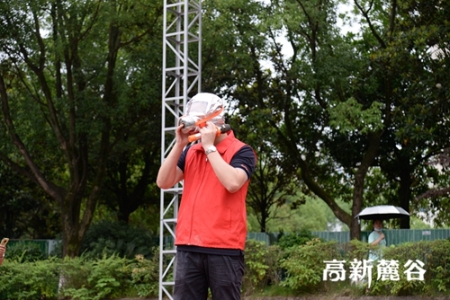 在湖南涉外经济学院，专业人士科普如何正确佩戴消防面具等器械。陈丹妮 摄