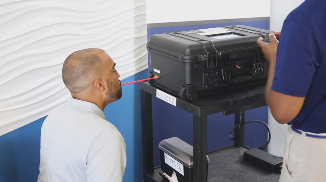 呼气检测设备的使用方法 | 图片来源：InspectIR Systems官网