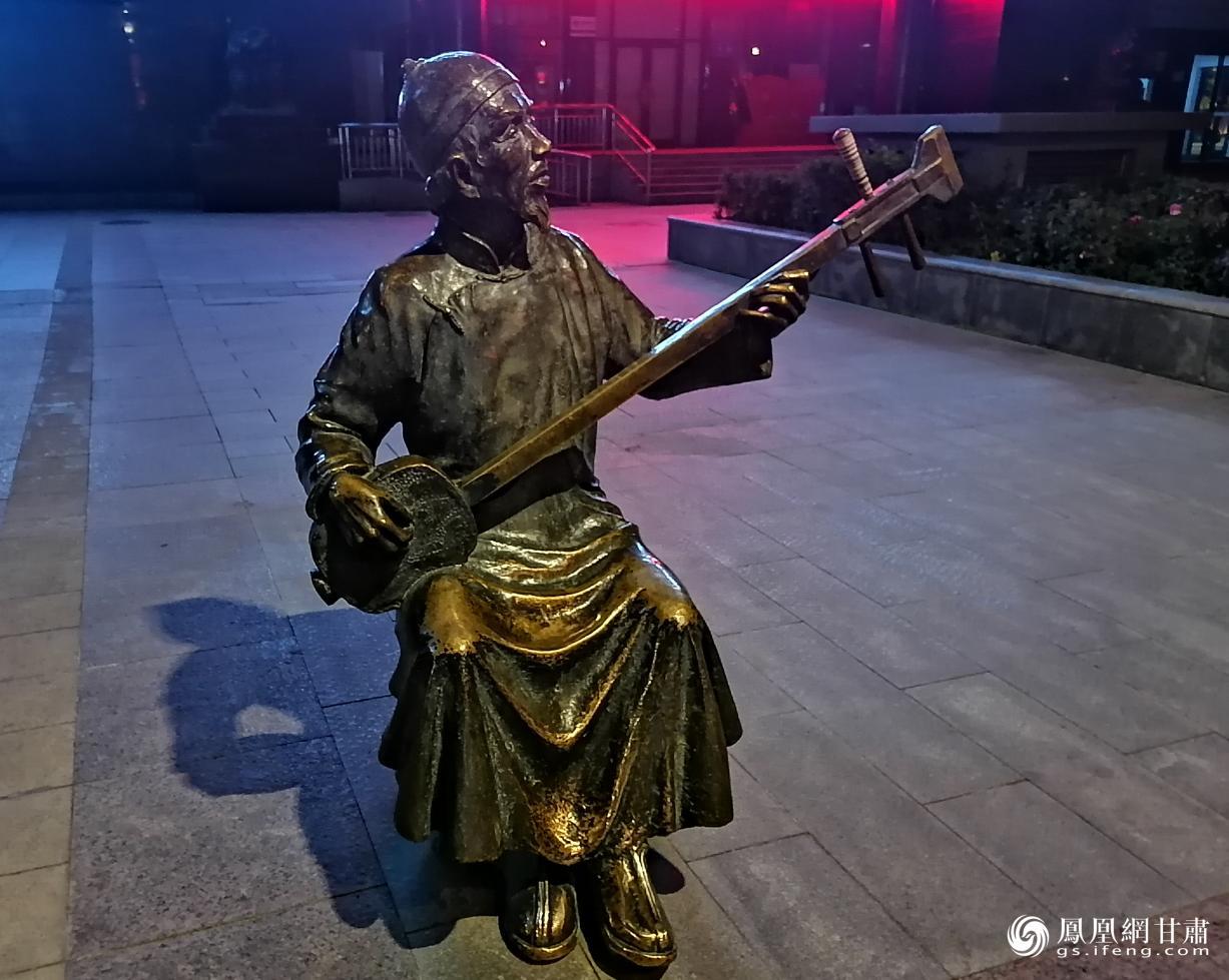位于武威步行街的贤孝艺人雕像 赵大泰 摄