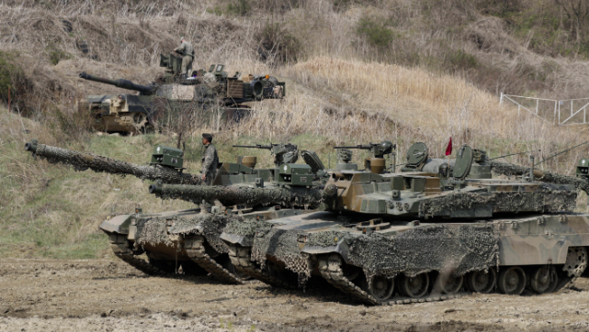 驻韩美军M1A2坦克和韩国陆军的K2坦克混编训练