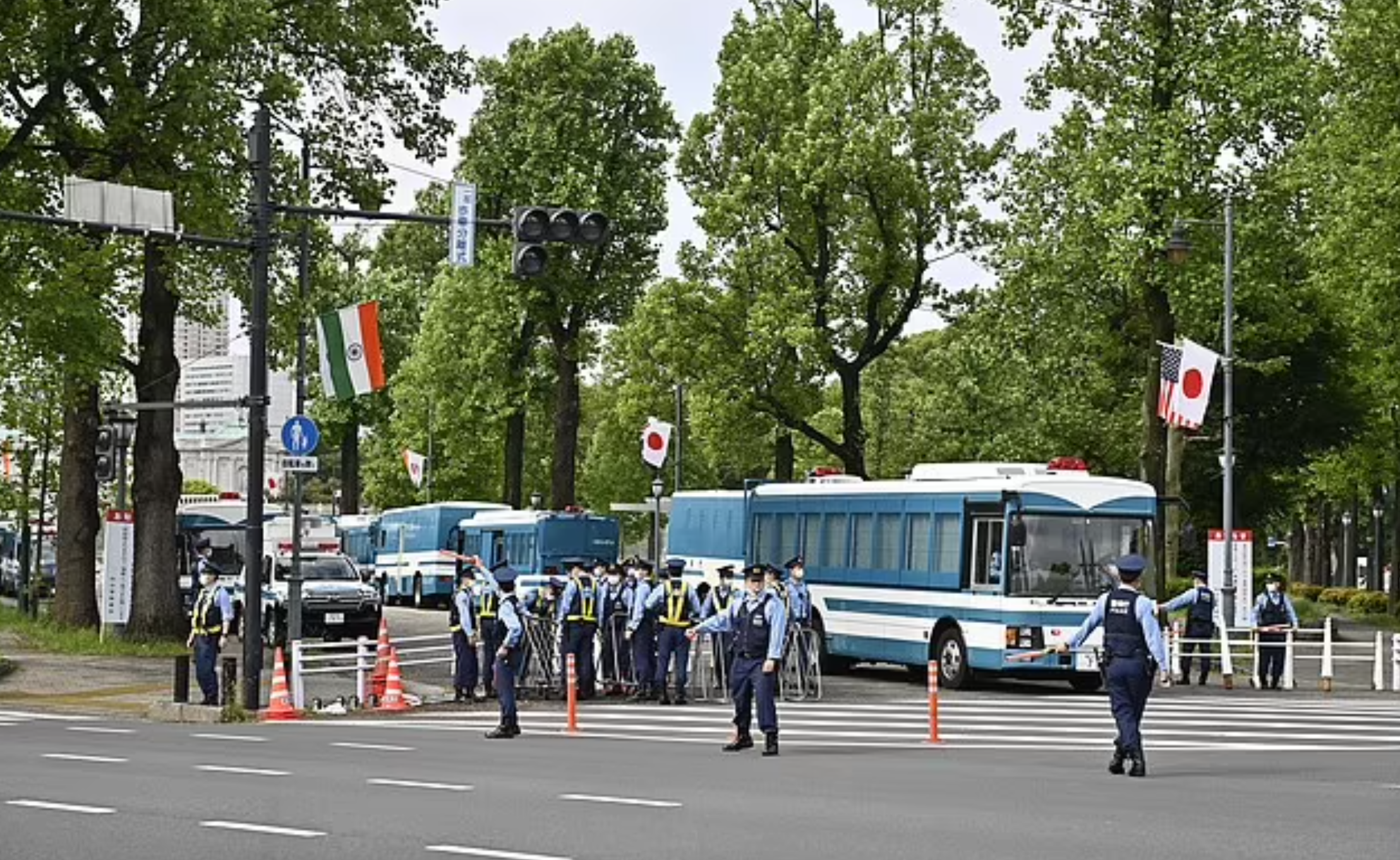 周一，拜登与日本首相岸田文雄会晤前，东京街头出现安全警察