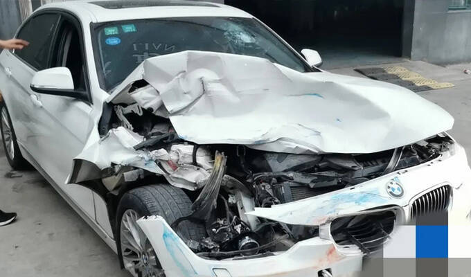 宝马3系撞车图片车祸图片