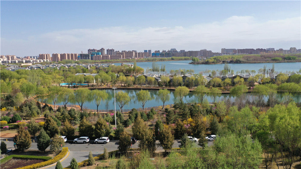 这是甘肃省张掖市甘州区境内的芦水湾旅游度假区（4月12日摄，无人机照片）新华社记者 陈斌 摄