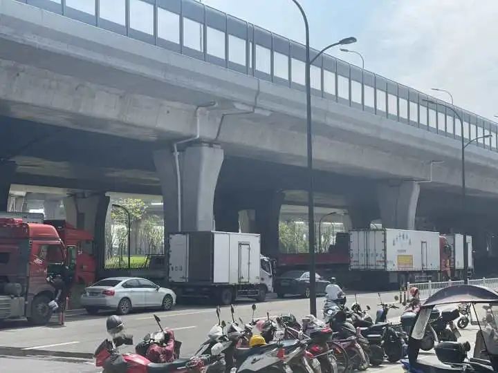 杭州这个地铁站边全是大货车？居民犯愁：谁能来管管