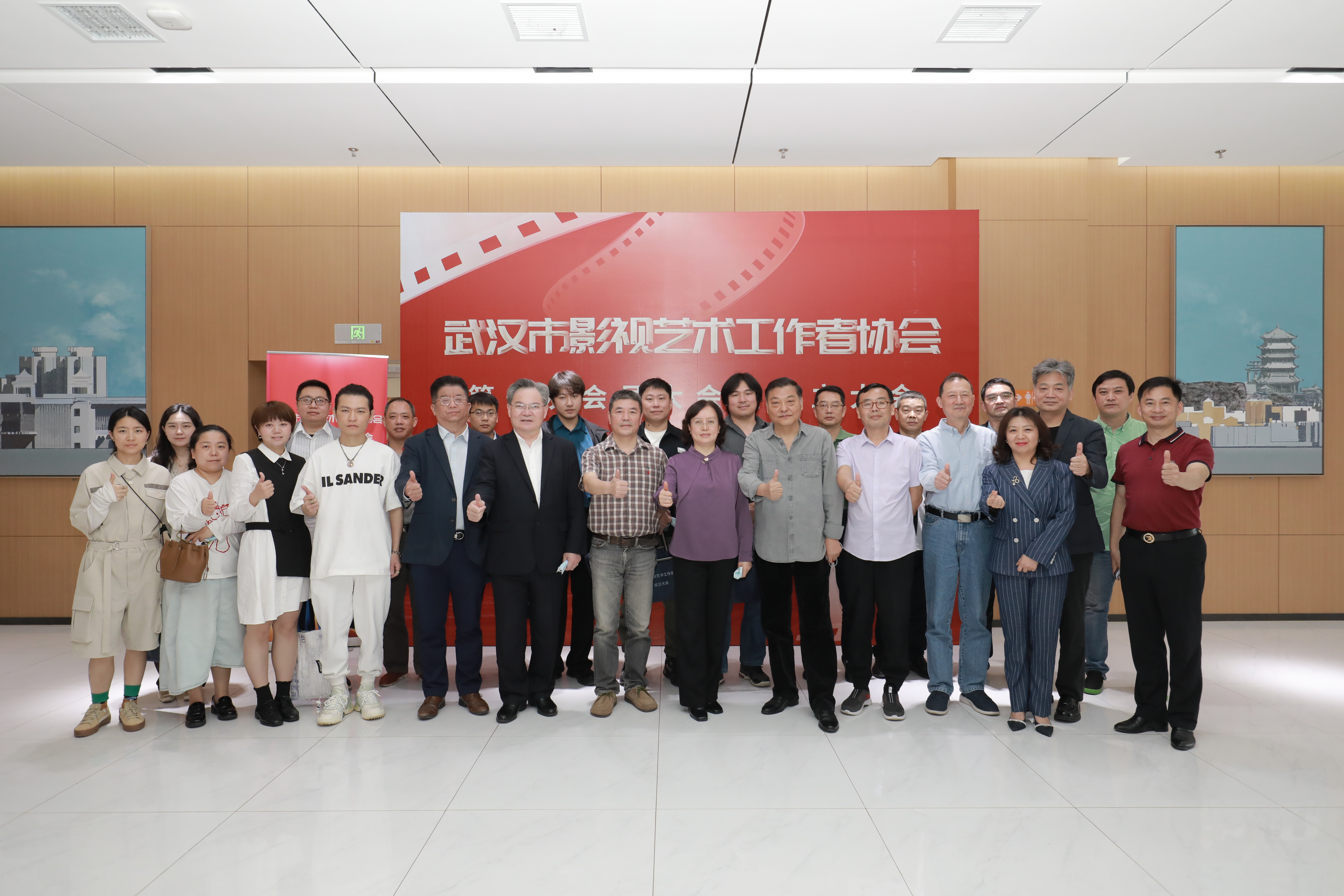 武汉首个影视工作者协会成立 著名导演巴特尔当选主席