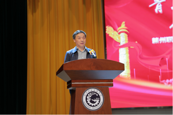 黄鹏宣读学院2021-2022年度“五四”表彰决定