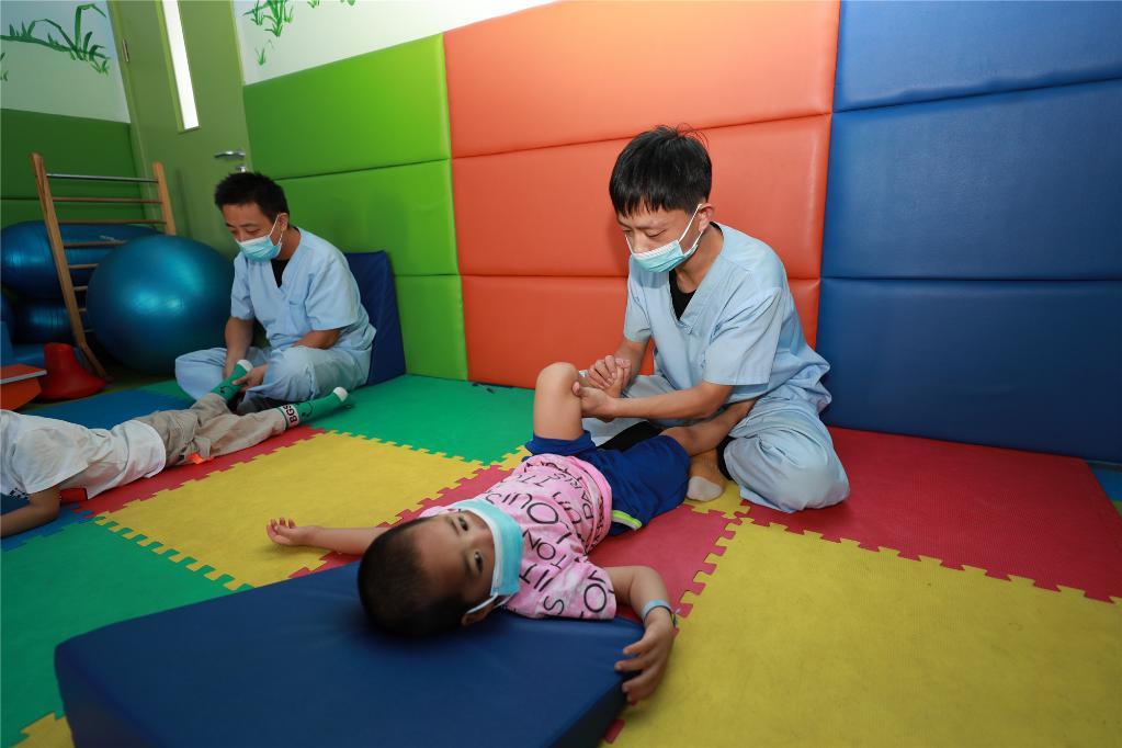 2020年8月25日，河北省石家庄市赵县妇幼保健院医护人员对儿童进行运动疗法。新华社记者骆学峰摄