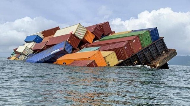 马六甲海峡一货船严重倾斜：遇风暴集装箱掉落大海 现场曝光