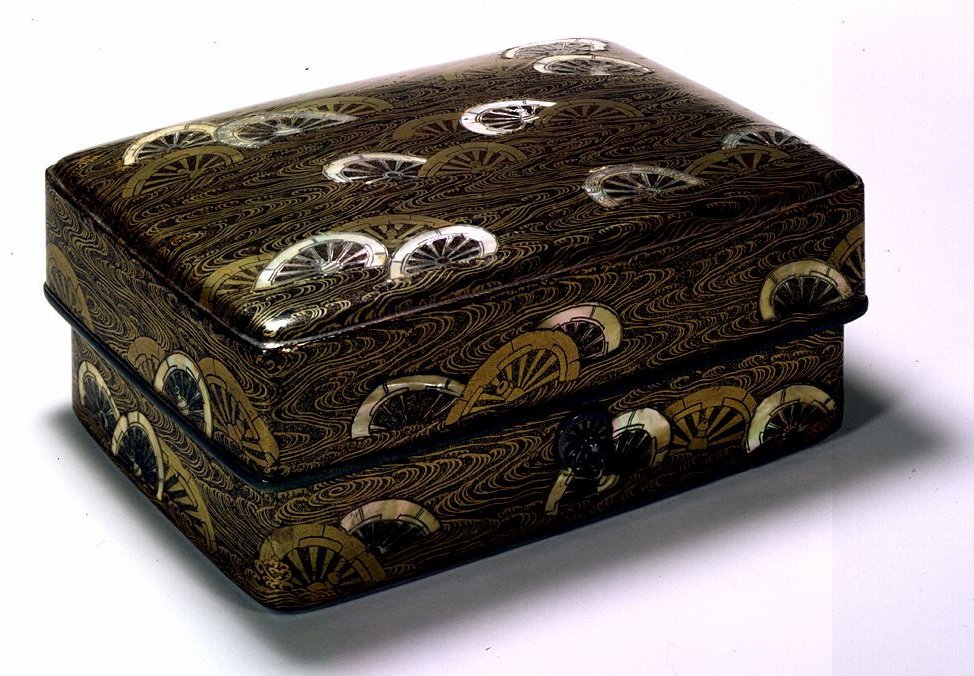 单轮车蒔绘螺钿手箱，平安时代